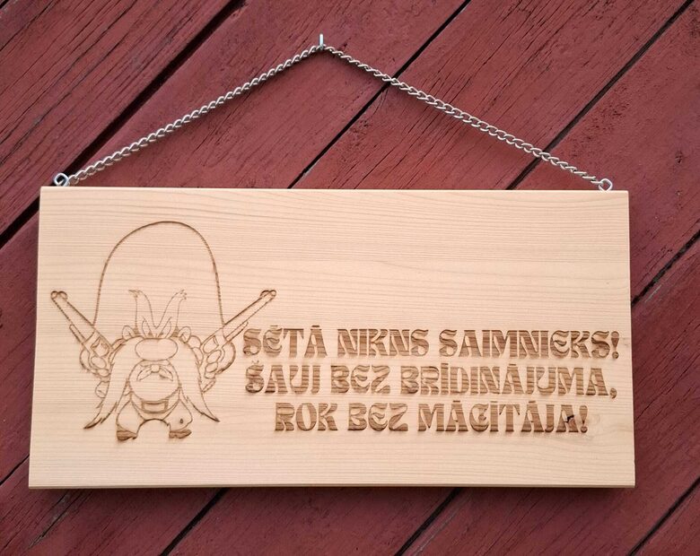 Plāksne "Sētā nikns saimnieks"